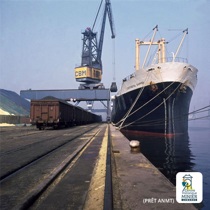 Loading coke onto a cargo in Ghent 1976 | © Mining History Centre