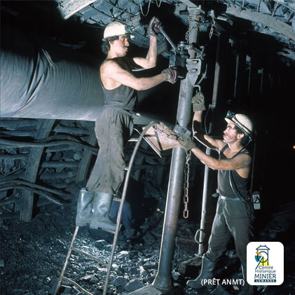 Setting an extension for roof support Pit Ledoux in Condé-sur-Escaut 1976 | © Mining History Centre