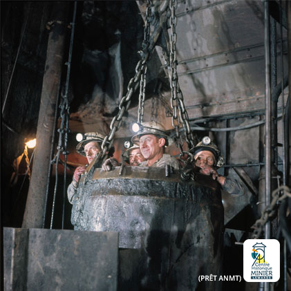 Shaftmen descending with a kibble Pit of l'Escarpelle 1976 | © Mining History Centre