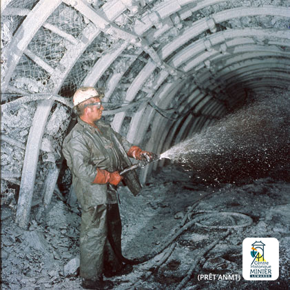 Safety underground : stone dusting Méricourt 1976 | © Mining History Centre
